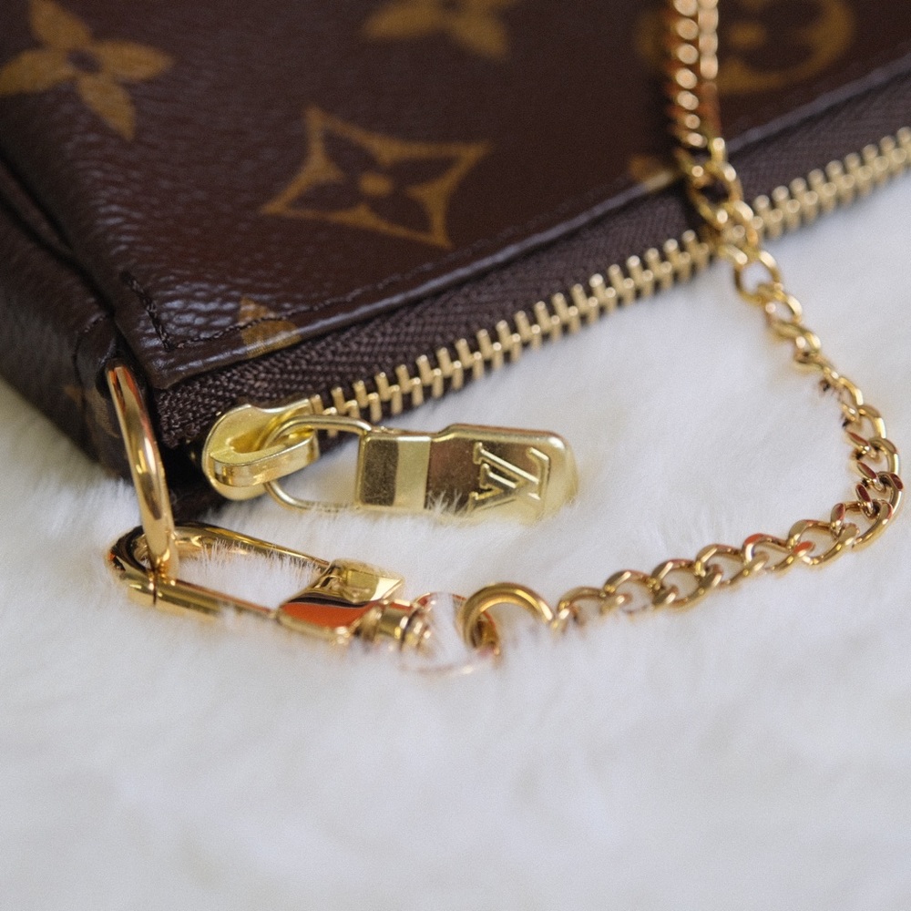 Louis Vuitton Pochette Accessoires
Monogram Mini Brown - Picture 2 of 5